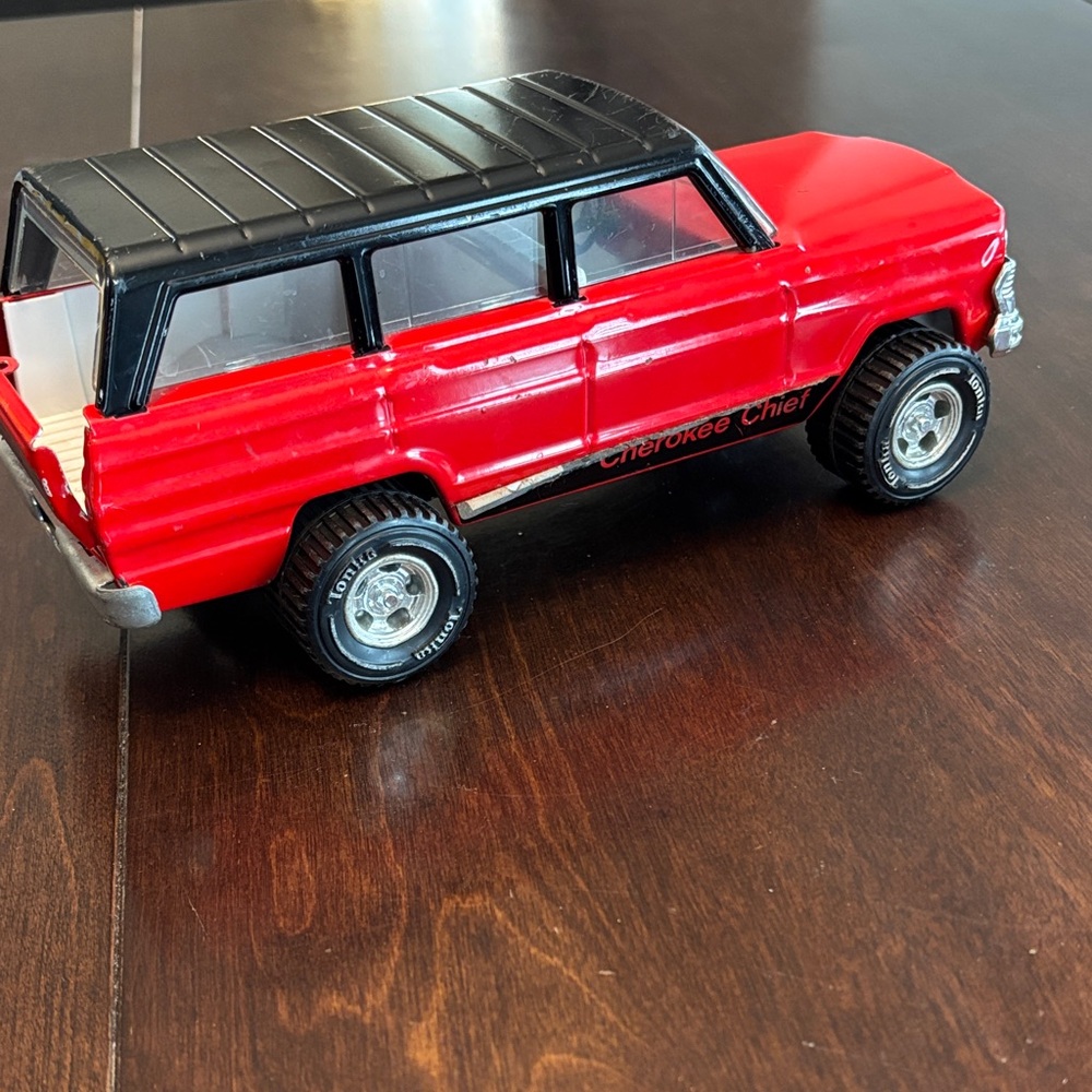Tonka Red and Black Jeep Cherokee Chief Die-Cast SUV- Vintage - Picture 3 of 9